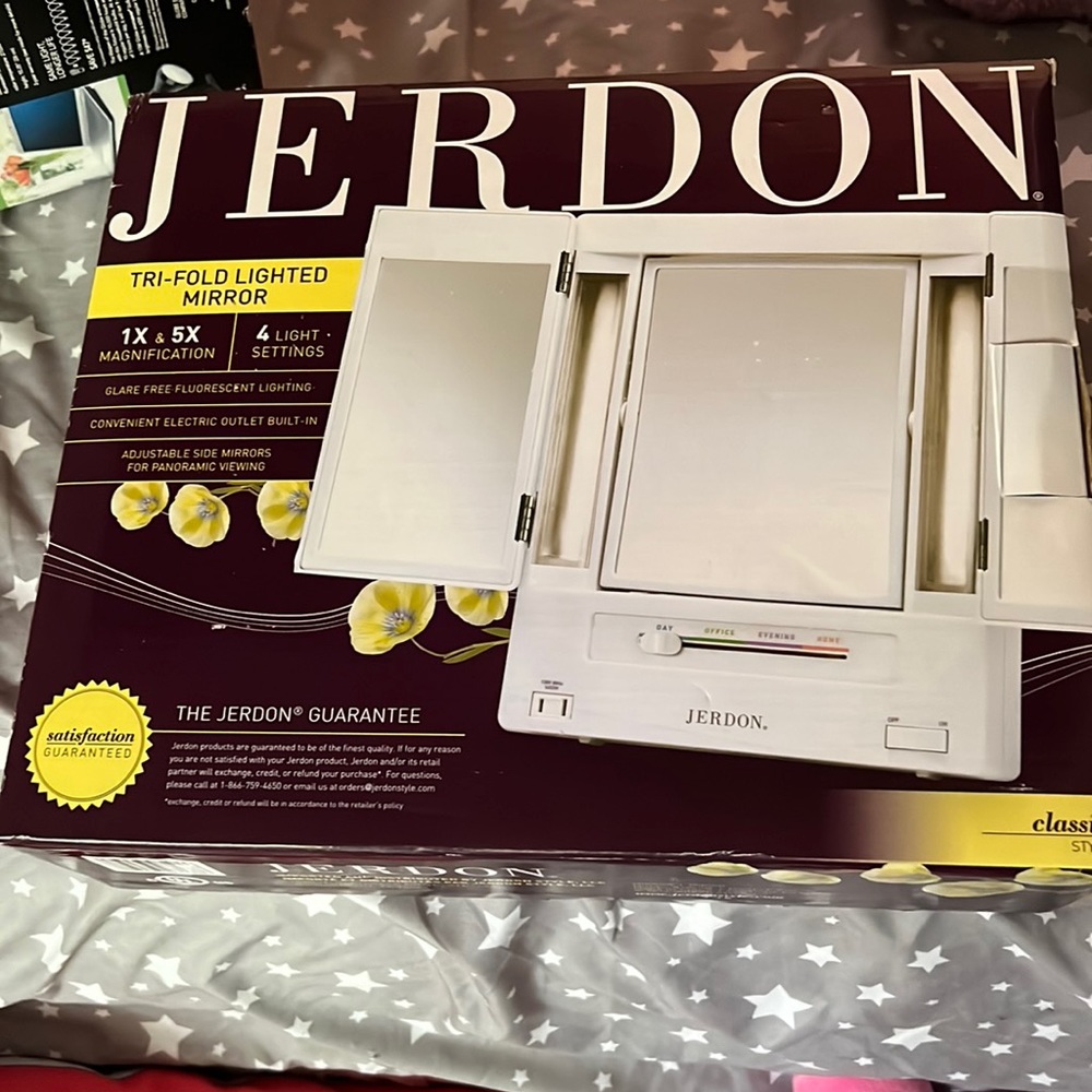 Jerdon Tri Fold lighted makeup mirror